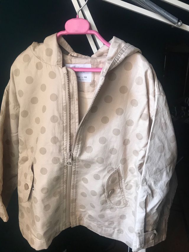 Chaqueta de lunares beige