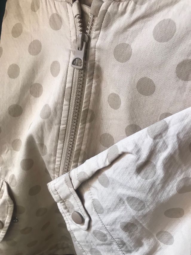 Chaqueta de lunares beige