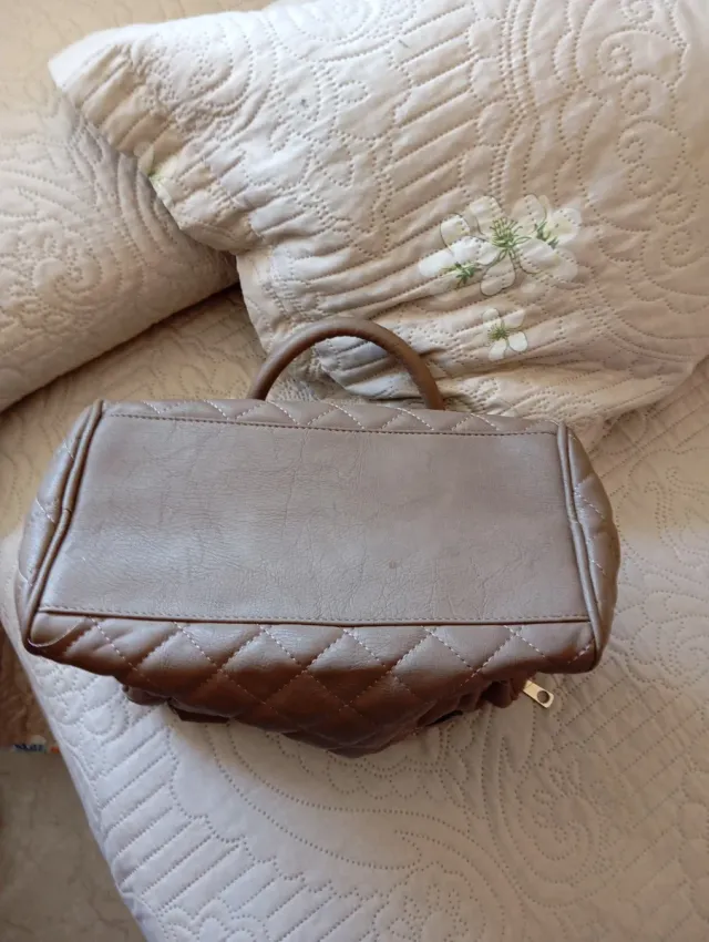 Bolso marrón con detalles dorados