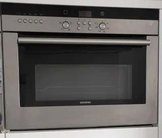 Horno compacto Siemens con microondas.