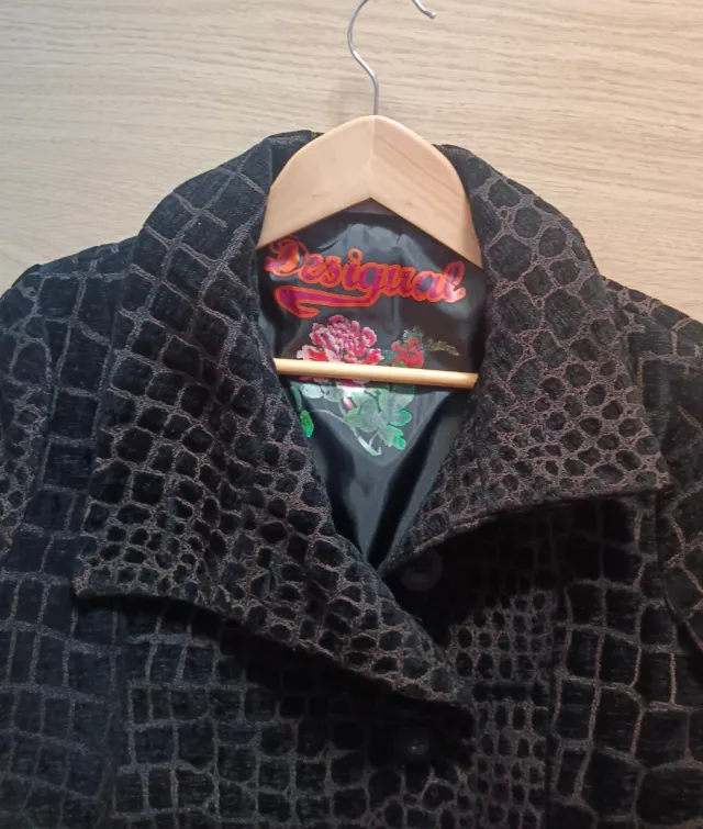 Abrigo Desigual Negro Cocodrilo