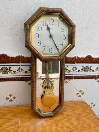 Reloj de pared octogonal con péndulo