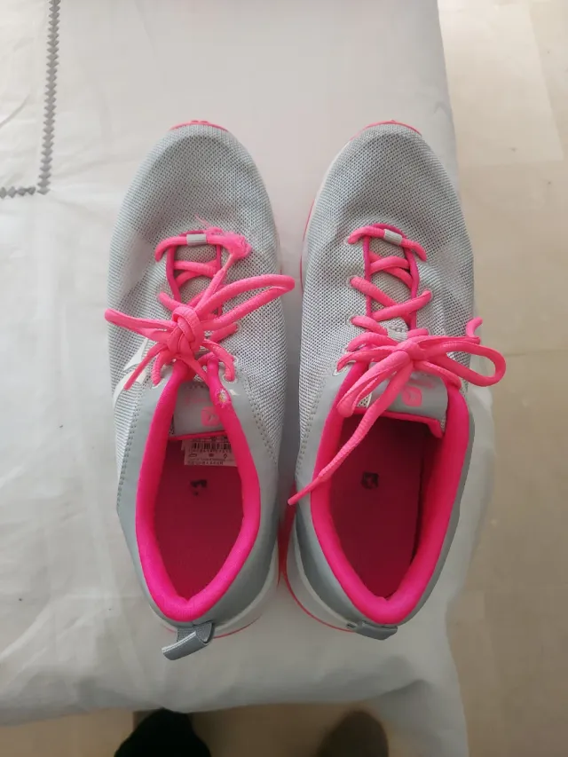 Sneakers grigie e rosa