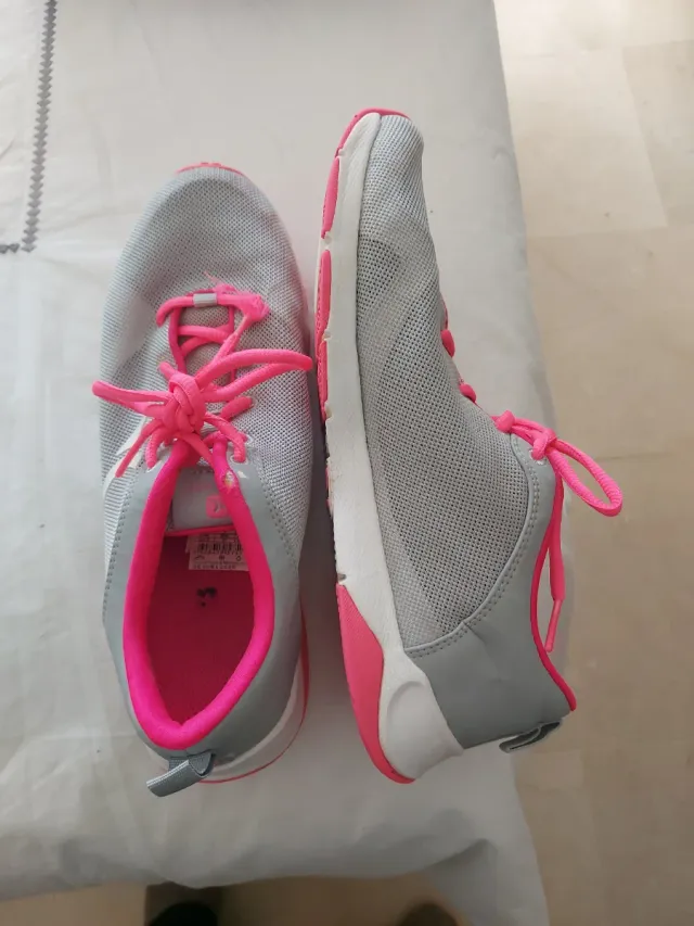 Sneakers grigie e rosa