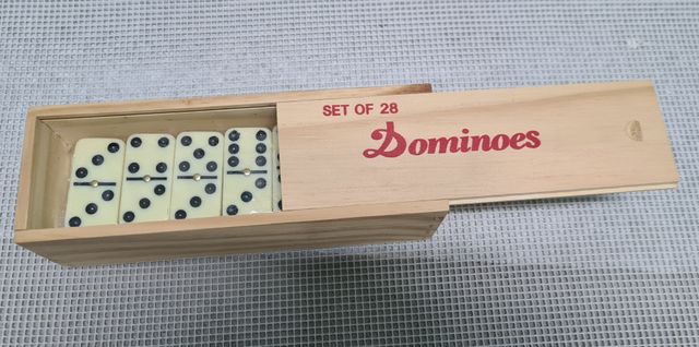 Set de 28 Dominós en Caja de Madera  NUEVO