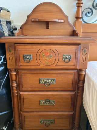 Dormitorio madera con detalles metálicos