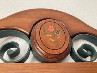 Dormitorio madera con detalles metálicos