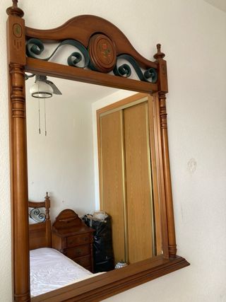 Dormitorio madera con detalles metálicos