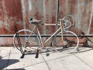 Bicicleta de carreras vintage para restaurar