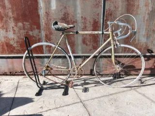 Bicicleta de carreras vintage para restaurar