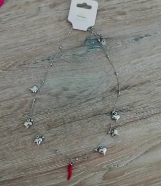 Collana in acciaio con cornetto rosso e cuori