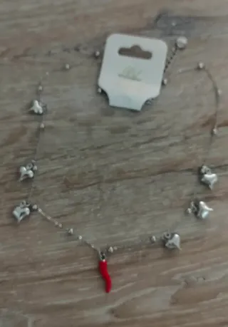 Collana in acciaio con cornetto rosso e cuori