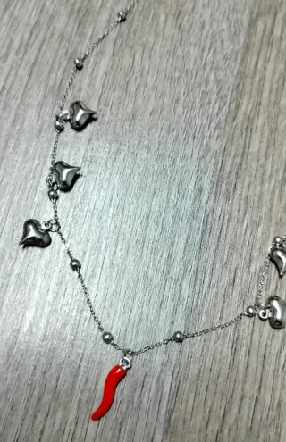 Collana in acciaio con cornetto rosso e cuori