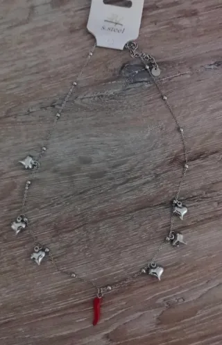 Collana in acciaio con cornetto rosso e cuori