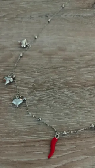 Collana in acciaio con cornetto rosso e cuori