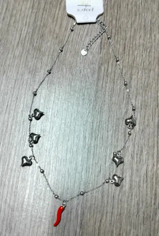 Collana in acciaio con cornetto rosso e cuori