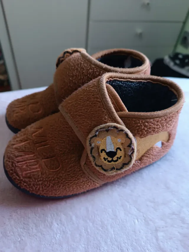 Zapatillas de casa niño león