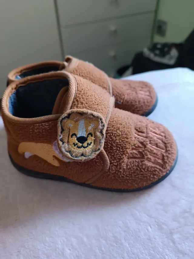Zapatillas de casa niño león