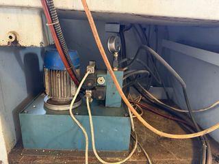 Sierra de cinta semiautomática para metales