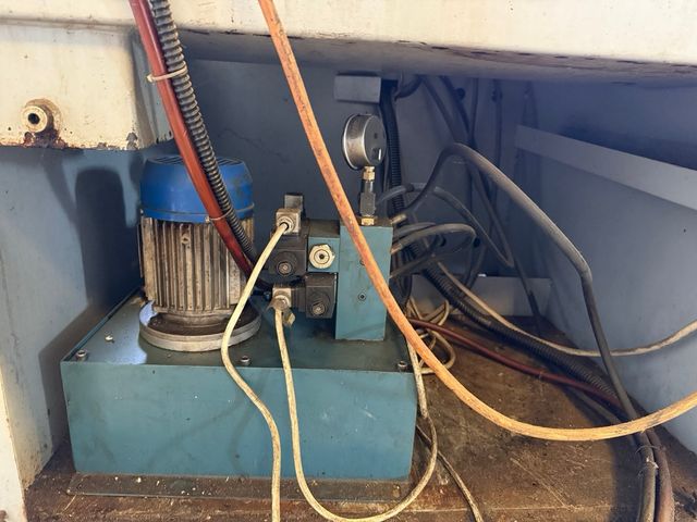 Sierra de cinta semiautomática para metales