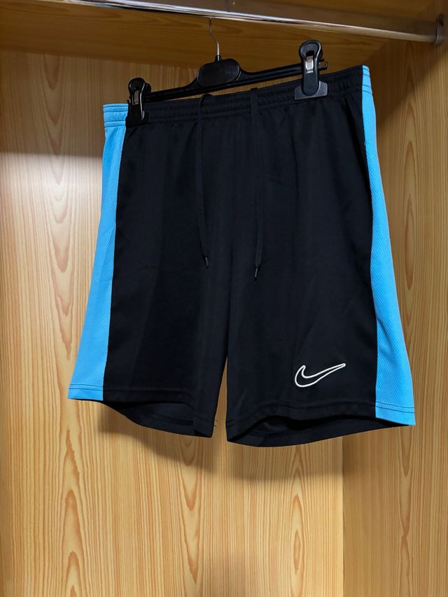 Pantalones cortos Nike negros y azules