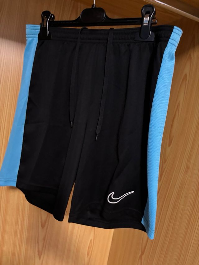Pantalones cortos Nike negros y azules
