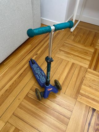 Patinete Micro Mini azul oscuro ruedas LED