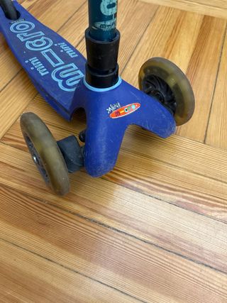 Patinete Micro Mini azul oscuro ruedas LED