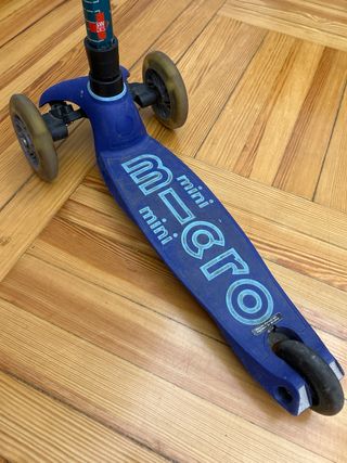 Patinete Micro Mini azul oscuro ruedas LED