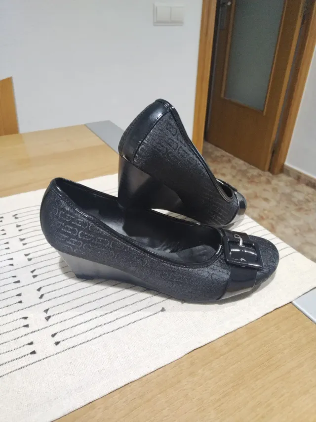 Zapatos de cuña negros con hebilla