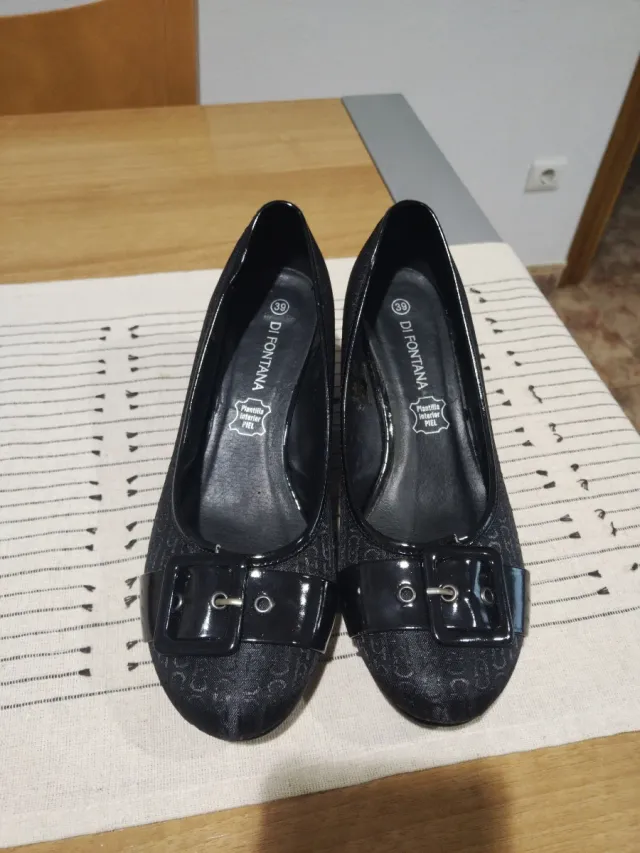 Zapatos de cuña negros con hebilla