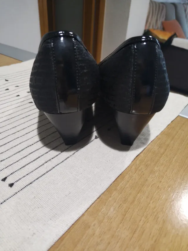 Zapatos de cuña negros con hebilla