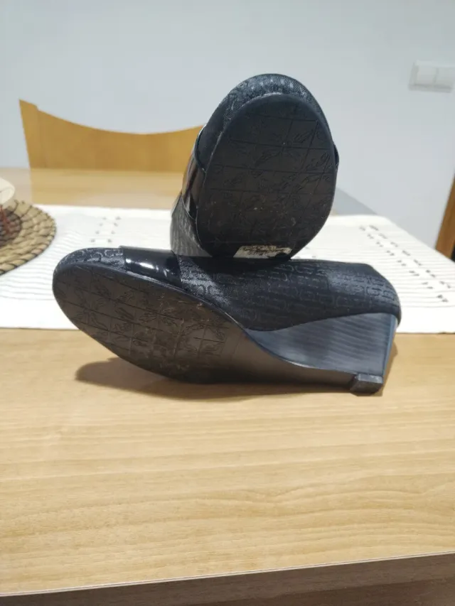 Zapatos de cuña negros con hebilla