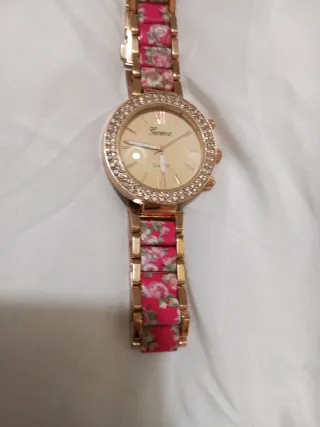 Reloj Geneva Dorado con Flores Rosas