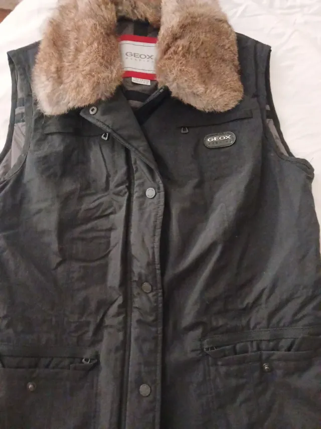 Chaleco Geox Negro con Cuello Peludo