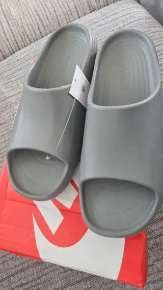 Chanclas Nike Blancas y Turquesa