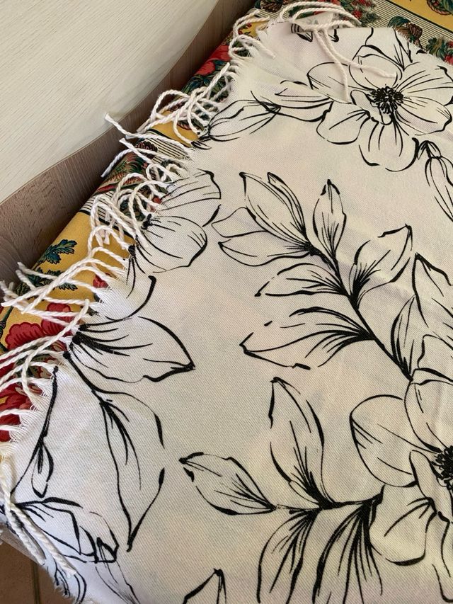 Sciarpone bianco con fiori