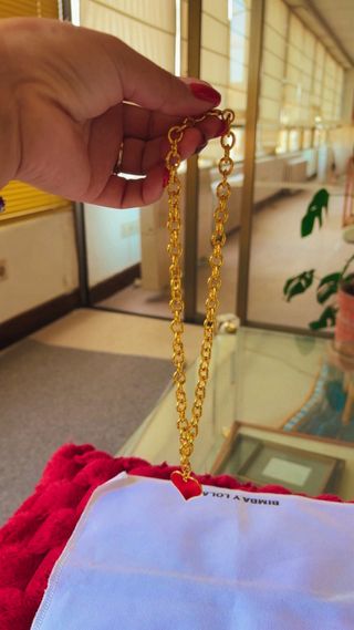 Cadena dorada con corazón