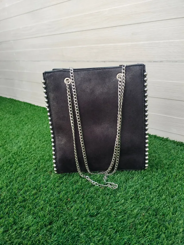 Bolso negro con cadenas plateadas