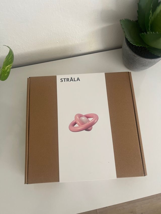 Lámpara Strala IKEA Rosa y Blanca