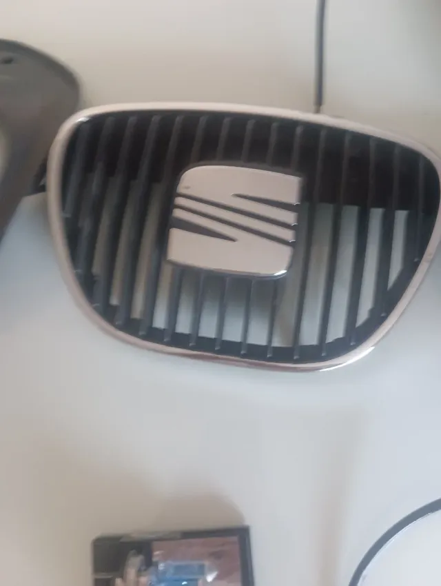 Recambios Coche Seat: Espejos, Parrilla, Bombillas