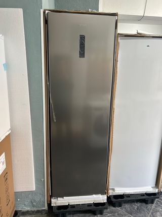 Congelador vertical Benavent No frost total.