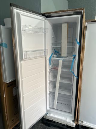 Congelador vertical Benavent No frost total.