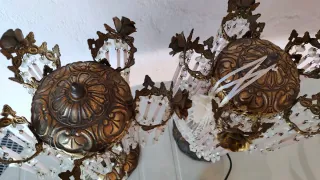 Lámparas antiguas de metal y cristal