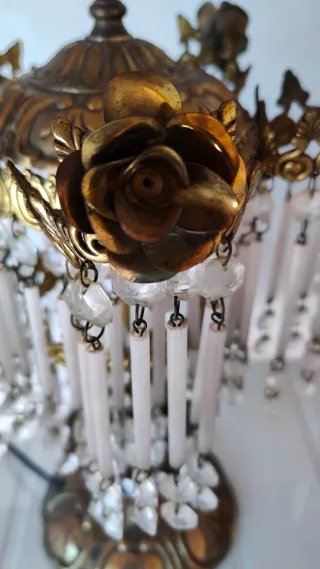 Lámparas antiguas de metal y cristal