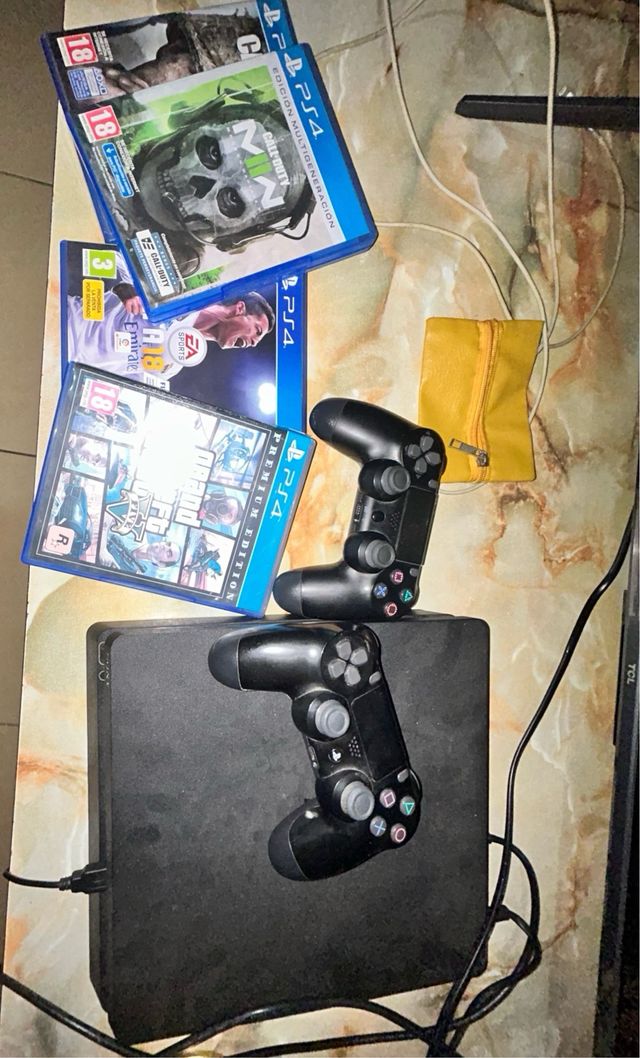 Consola PS4 Slim + 2 Mandos + Call of Duty WWII