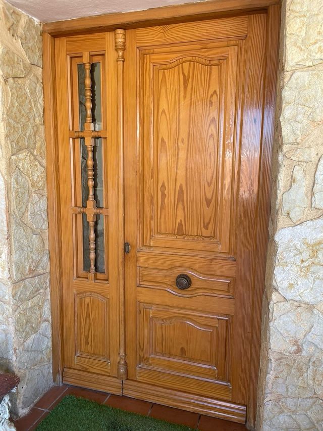 Puerta de madera de pino