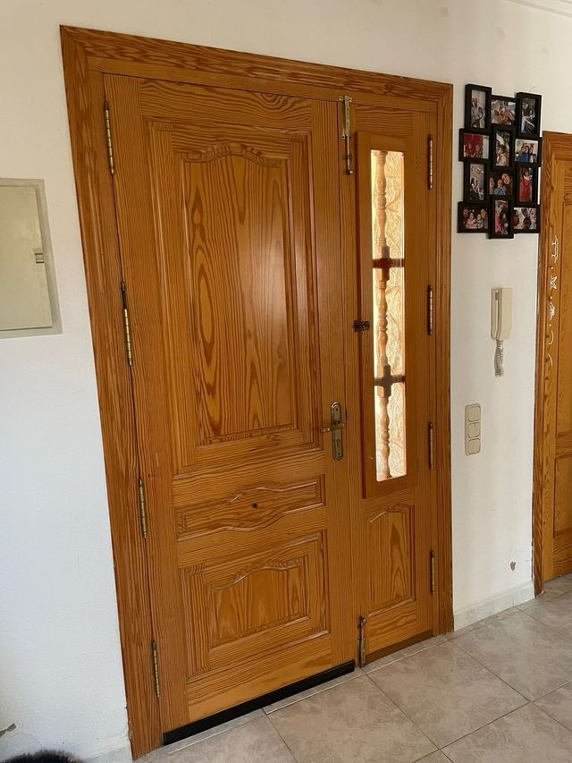 Puerta de madera de pino