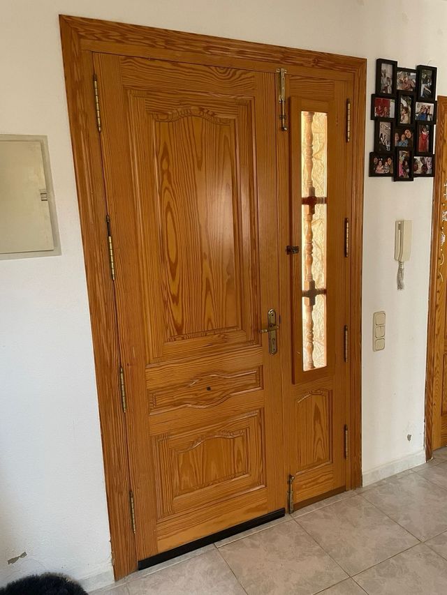 Puerta de madera de pino