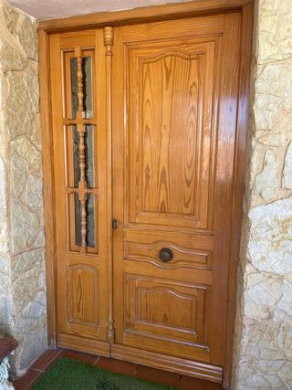 Puerta de madera de pino